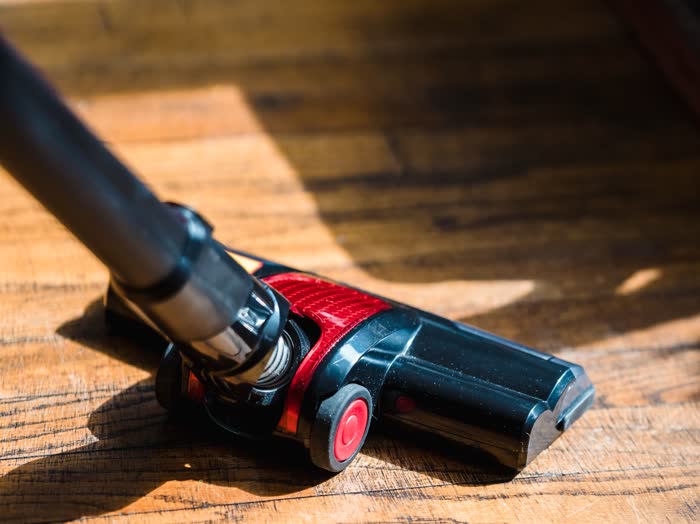 Aspirapolvere professionale su pavimento in legno