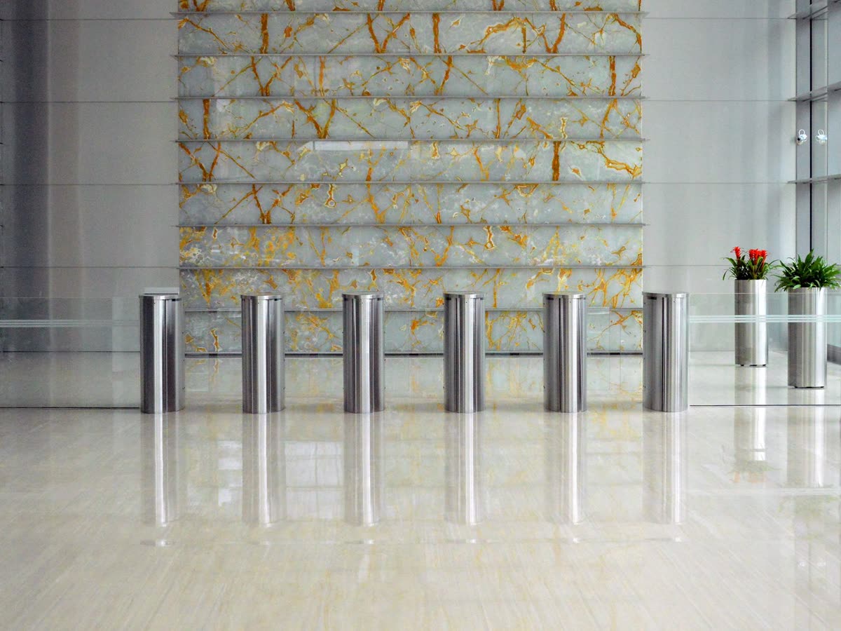 Pavimento in marmo lucidato a specchio in una hall
